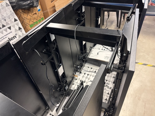 1409272-6 Parti med elektriska skrivbord och kontorsstolar -10 arbetsplatser - Herman Miller & Rol Ergo