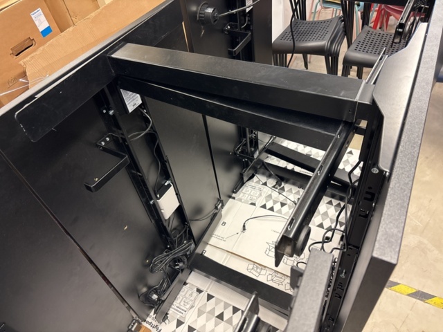 1409272-7 Parti med elektriska skrivbord och kontorsstolar -10 arbetsplatser - Herman Miller & Rol Ergo