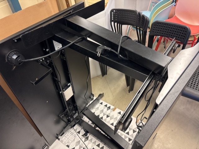 1409272-8 Parti med elektriska skrivbord och kontorsstolar -10 arbetsplatser - Herman Miller & Rol Ergo