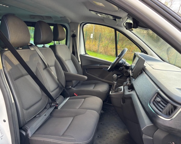 1422218-7 Nissan Primastar Crew 3.0t 2.0 dCi  DCT, 150hk, 2023 9-sits