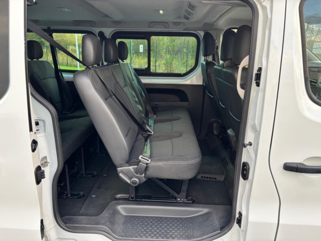 1422218-8 Nissan Primastar Crew 3.0t 2.0 dCi  DCT, 150hk, 2023 9-sits