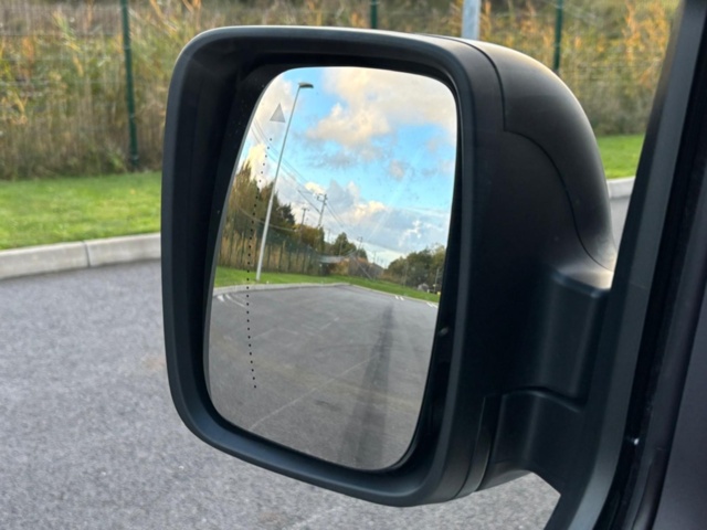 1422218-17 Nissan Primastar Crew 3.0t 2.0 dCi  DCT, 150hk, 2023 9-sits