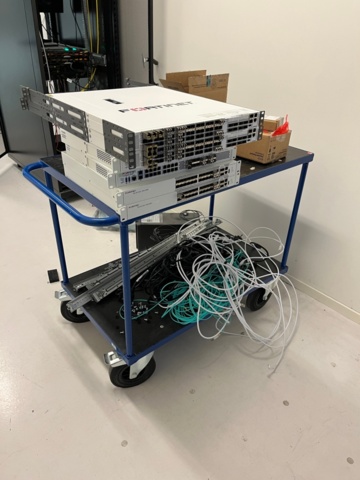 1371122-9 Rackkabinett med nätverksutrustning och switchar