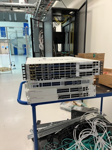 1371122-10 Rackkabinett med nätverksutrustning och switchar