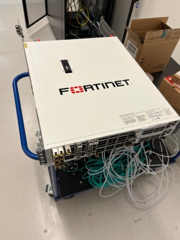 1371122-11 Rackkabinett med nätverksutrustning och switchar