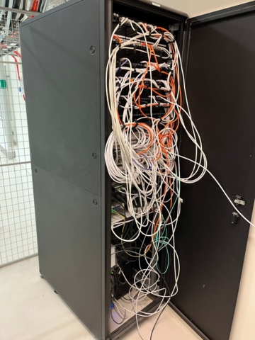 1371122-6 Rackkabinett med nätverksutrustning och switchar