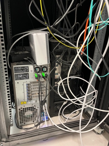 1371122-12 Rackkabinett med nätverksutrustning och switchar