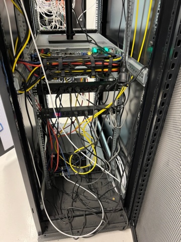 1371122-4 Rackkabinett med nätverksutrustning och switchar