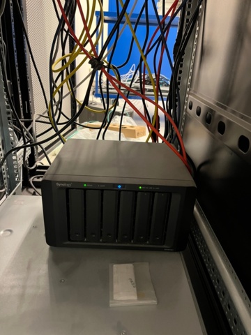 1371122-5 Rackkabinett med nätverksutrustning och switchar