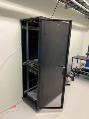 1371122-2 Rackkabinett med nätverksutrustning och switchar
