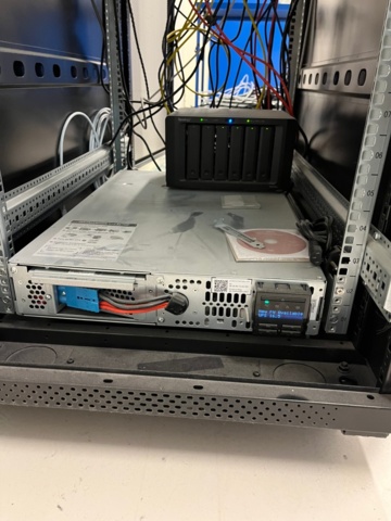 1371122-7 Rackkabinett med nätverksutrustning och switchar