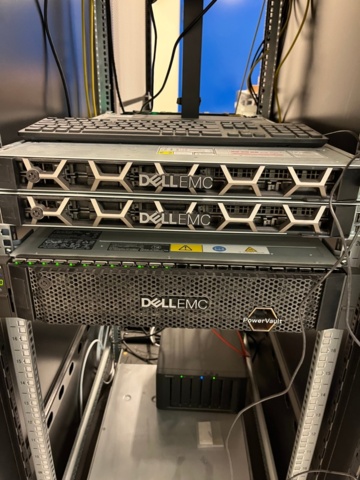 1371122-8 Rackkabinett med nätverksutrustning och switchar