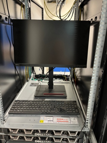 1371122-3 Rackkabinett med nätverksutrustning och switchar