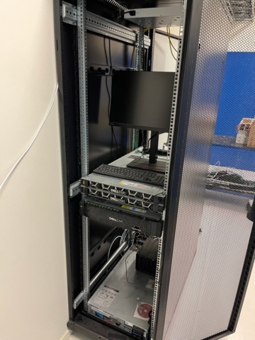 1371122-1 Rackkabinett med nätverksutrustning och switchar