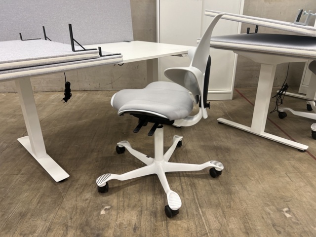 1432137-5 2 height-adjustable desks, filing cabinets and office chairs