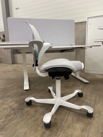 1432137-6 2 height-adjustable desks, filing cabinets and office chairs