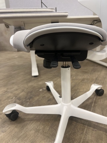 1432137-7 2 height-adjustable desks, filing cabinets and office chairs