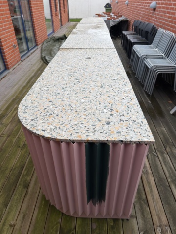 1432261-3 Bardisk / kassadisk i plåt och terrazzo