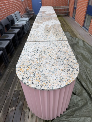 1432261-6 Bardisk / kassadisk i plåt och terrazzo