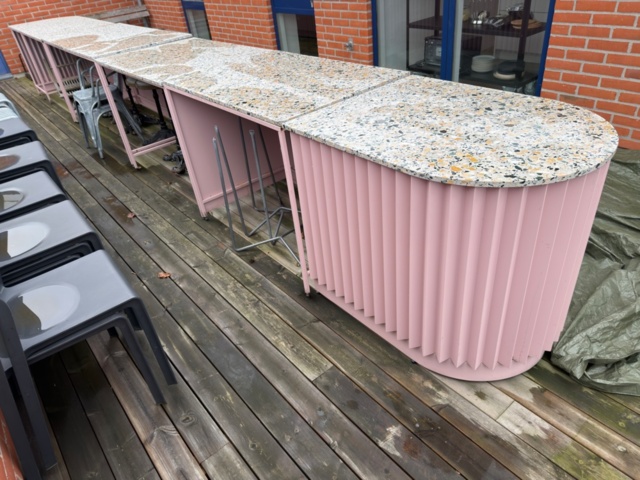 1432261-7 Bardisk / kassadisk i plåt och terrazzo