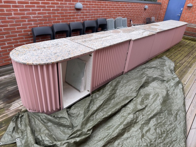 1432261-8 Bardisk / kassadisk i plåt och terrazzo