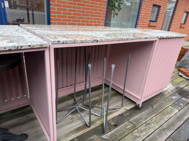 1432261-9 Bardisk / kassadisk i plåt och terrazzo