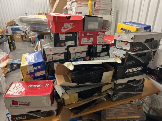 1378255-1 Arbetskläder och skyddsutrustning – blandat parti med jackor, skyddsglasögon och arbetsskor