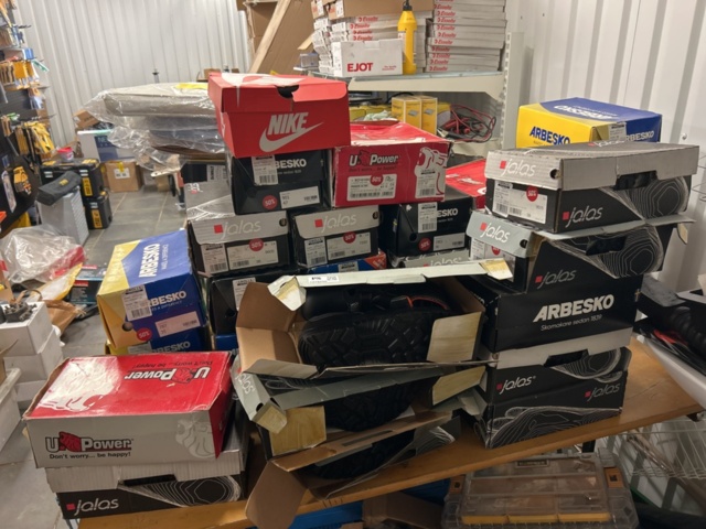 1378255-2 Arbetskläder och skyddsutrustning – blandat parti med jackor, skyddsglasögon och arbetsskor