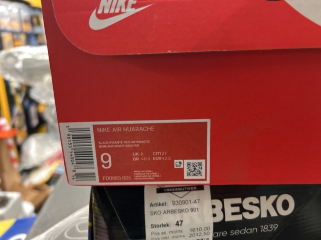 1378255-3 Arbetskläder och skyddsutrustning – blandat parti med jackor, skyddsglasögon och arbetsskor