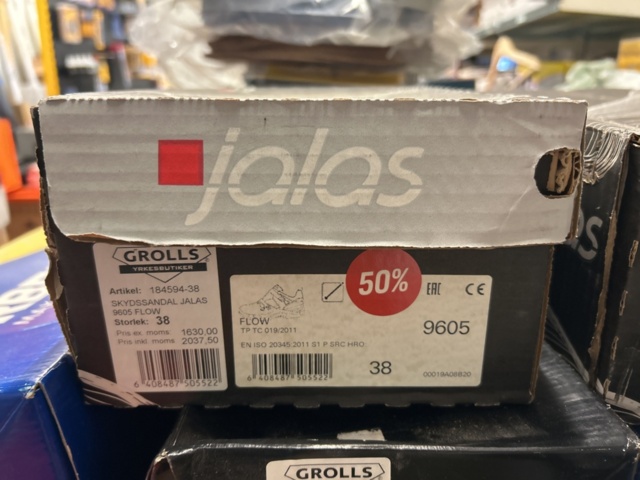 1378255-6 Arbetskläder och skyddsutrustning – blandat parti med jackor, skyddsglasögon och arbetsskor