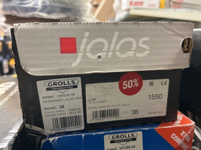 1378255-7 Arbetskläder och skyddsutrustning – blandat parti med jackor, skyddsglasögon och arbetsskor