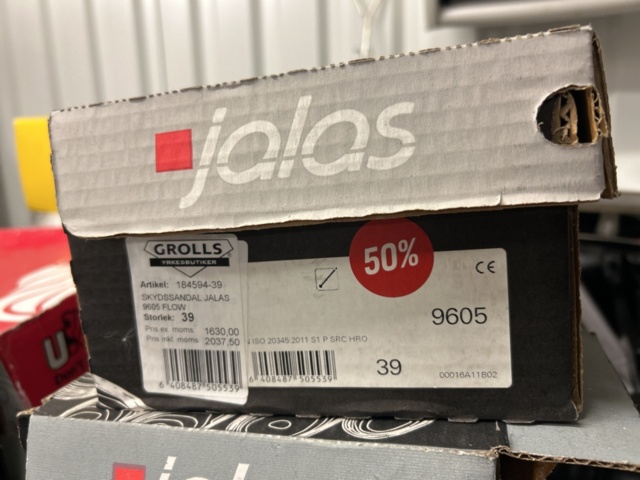 1378255-9 Arbetskläder och skyddsutrustning – blandat parti med jackor, skyddsglasögon och arbetsskor