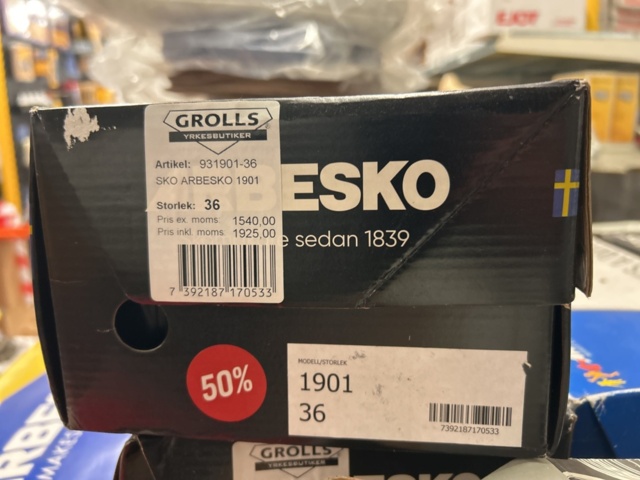 1378255-10 Arbetskläder och skyddsutrustning – blandat parti med jackor, skyddsglasögon och arbetsskor