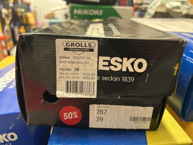 1378255-13 Arbetskläder och skyddsutrustning – blandat parti med jackor, skyddsglasögon och arbetsskor