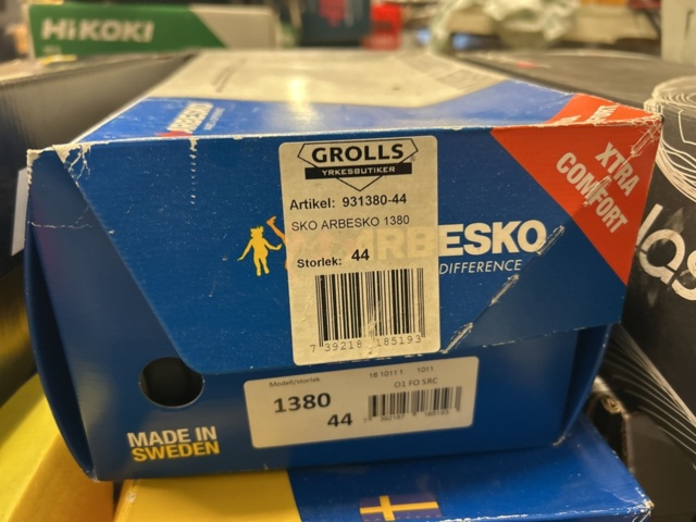 1378255-12 Arbetskläder och skyddsutrustning – blandat parti med jackor, skyddsglasögon och arbetsskor