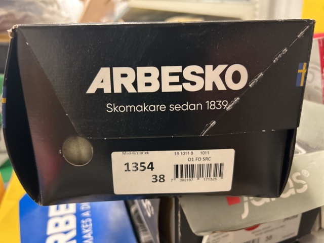1378255-15 Arbetskläder och skyddsutrustning – blandat parti med jackor, skyddsglasögon och arbetsskor