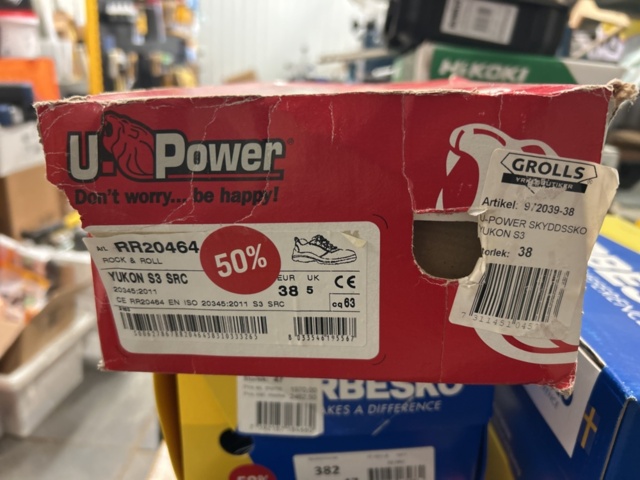 1378255-17 Arbetskläder och skyddsutrustning – blandat parti med jackor, skyddsglasögon och arbetsskor