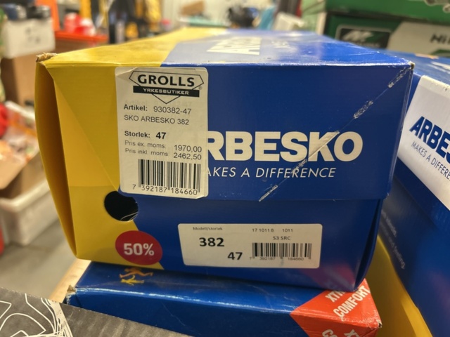 1378255-18 Arbetskläder och skyddsutrustning – blandat parti med jackor, skyddsglasögon och arbetsskor