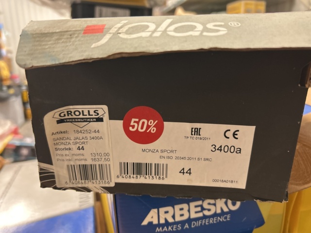 1378255-20 Arbetskläder och skyddsutrustning – blandat parti med jackor, skyddsglasögon och arbetsskor