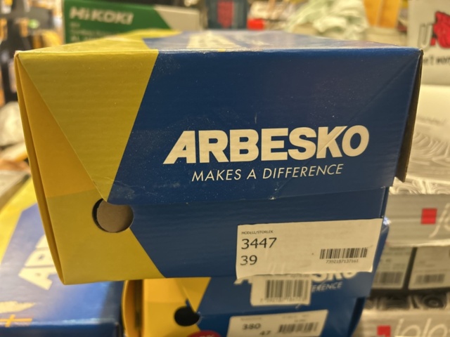 1378255-21 Arbetskläder och skyddsutrustning – blandat parti med jackor, skyddsglasögon och arbetsskor