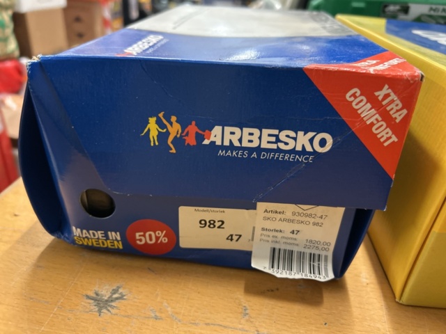 1378255-22 Arbetskläder och skyddsutrustning – blandat parti med jackor, skyddsglasögon och arbetsskor