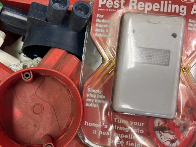 1432220-3 Diverse elartiklar från nedlagd butik