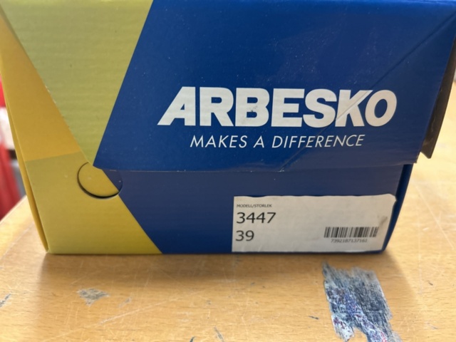 1378255-23 Arbetskläder och skyddsutrustning – blandat parti med jackor, skyddsglasögon och arbetsskor