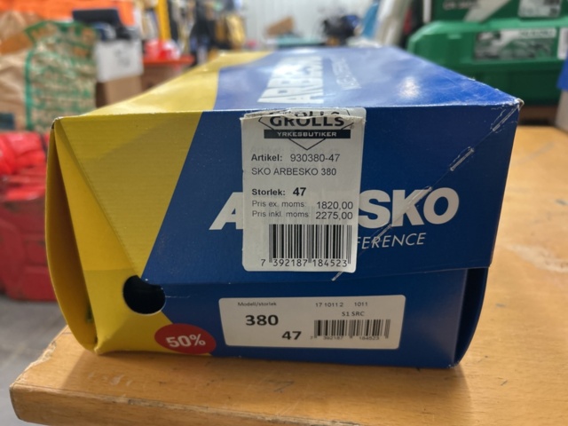 1378255-24 Arbetskläder och skyddsutrustning – blandat parti med jackor, skyddsglasögon och arbetsskor