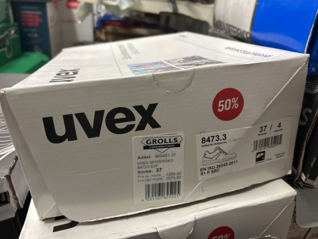 1378255-27 Arbetskläder och skyddsutrustning – blandat parti med jackor, skyddsglasögon och arbetsskor