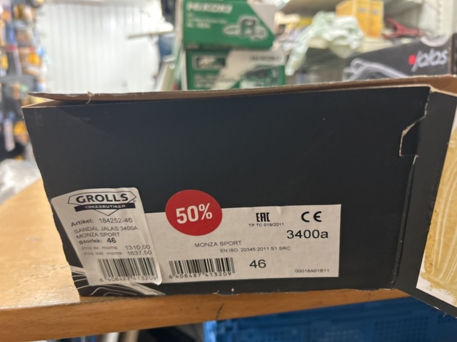 1378255-28 Arbetskläder och skyddsutrustning – blandat parti med jackor, skyddsglasögon och arbetsskor