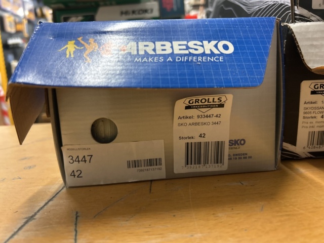 1378255-29 Arbetskläder och skyddsutrustning – blandat parti med jackor, skyddsglasögon och arbetsskor