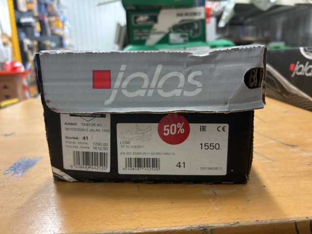 1378255-30 Arbetskläder och skyddsutrustning – blandat parti med jackor, skyddsglasögon och arbetsskor