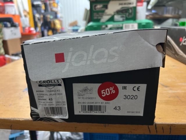 1378255-31 Arbetskläder och skyddsutrustning – blandat parti med jackor, skyddsglasögon och arbetsskor