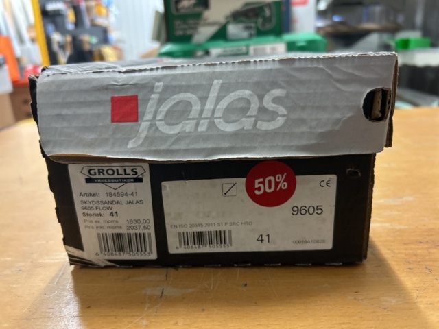 1378255-32 Arbetskläder och skyddsutrustning – blandat parti med jackor, skyddsglasögon och arbetsskor